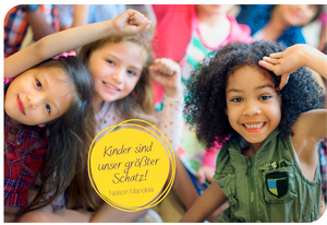 Drei Mädchen lächeln in die Kamera