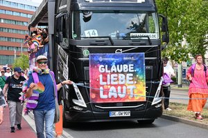 LKW wird von Menschen begleitet