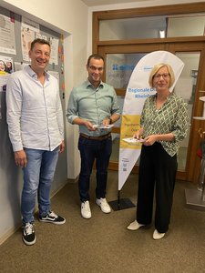 Drei Personen, Engelberty, Meyer und Koch im Flur des Bratungszentrums Worms